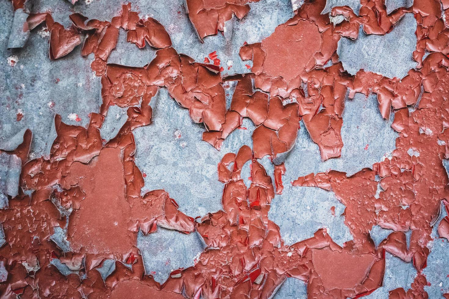 primer plano de la pared con pintura roja descascarada foto