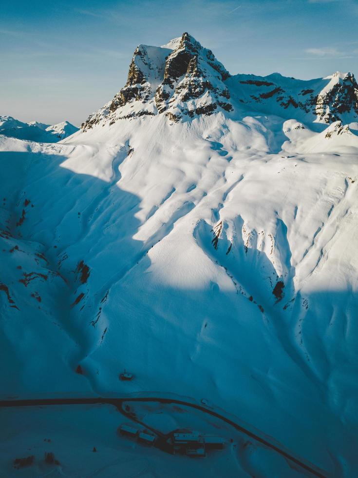 montañas cubiertas de nieve y cielo azul foto