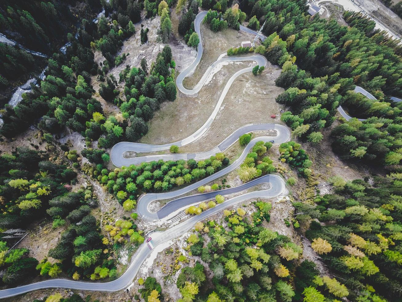 vista aérea de la sinuosa carretera de montaña foto