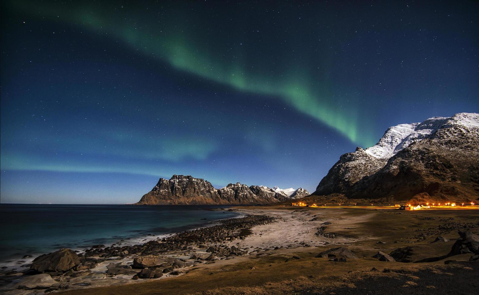 auroras boreales por encima de mt. himmeltindan foto