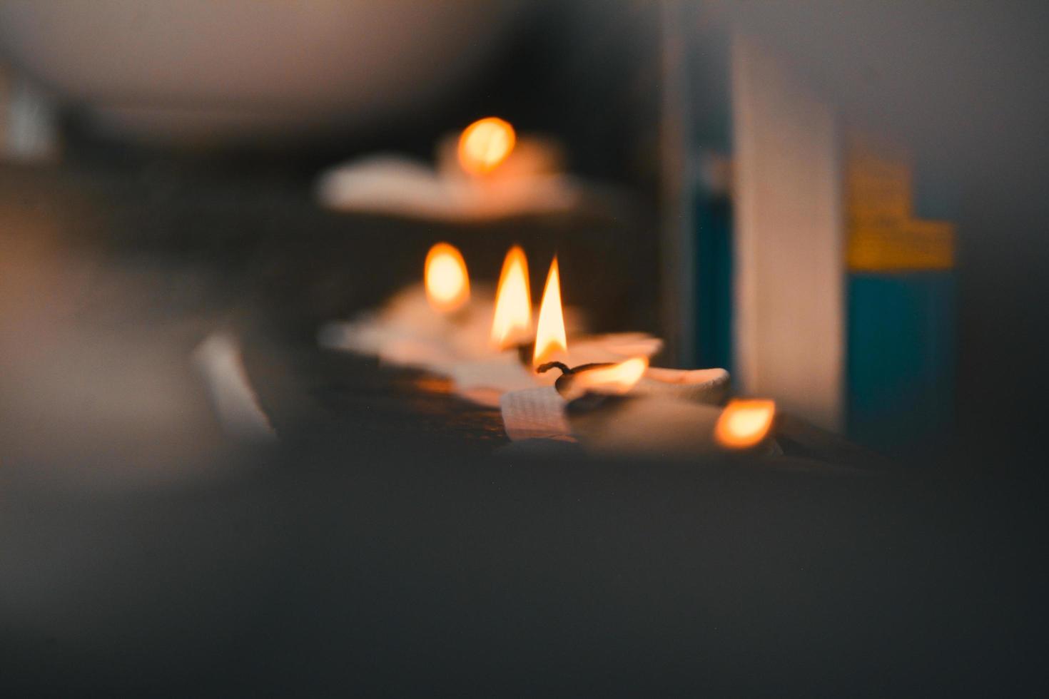 velas de luz de té encendido foto