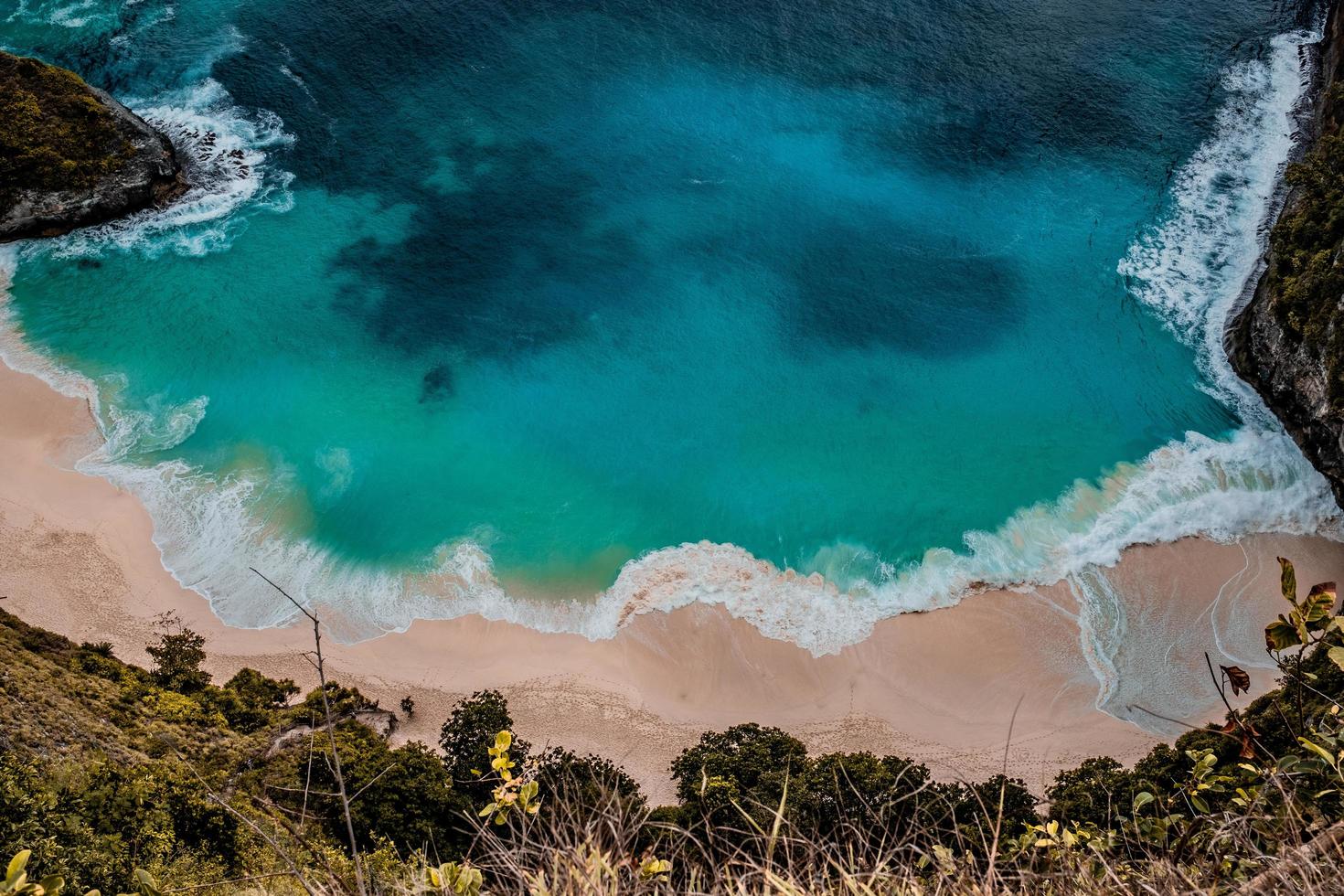 con vista a una playa tropical con aguas turquesas foto