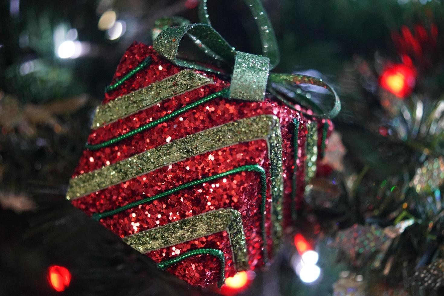 decoración del árbol de navidad rojo y verde foto