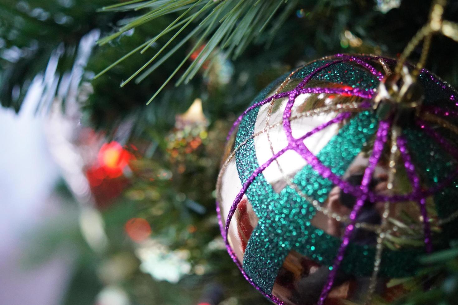 Vista cercana de la bombilla del árbol de navidad foto