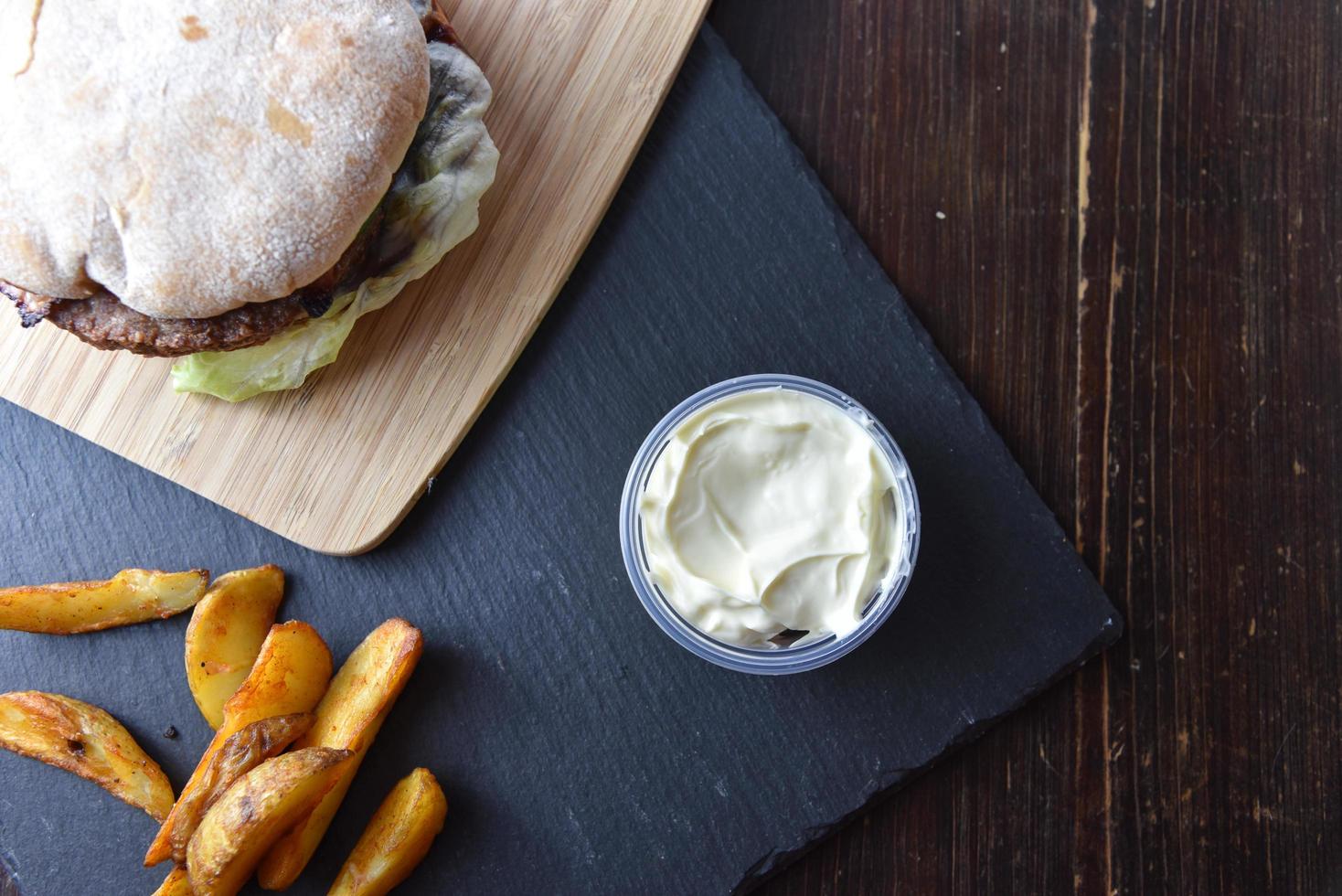 hamburguesa de barbacoa con papas fritas y salsa foto