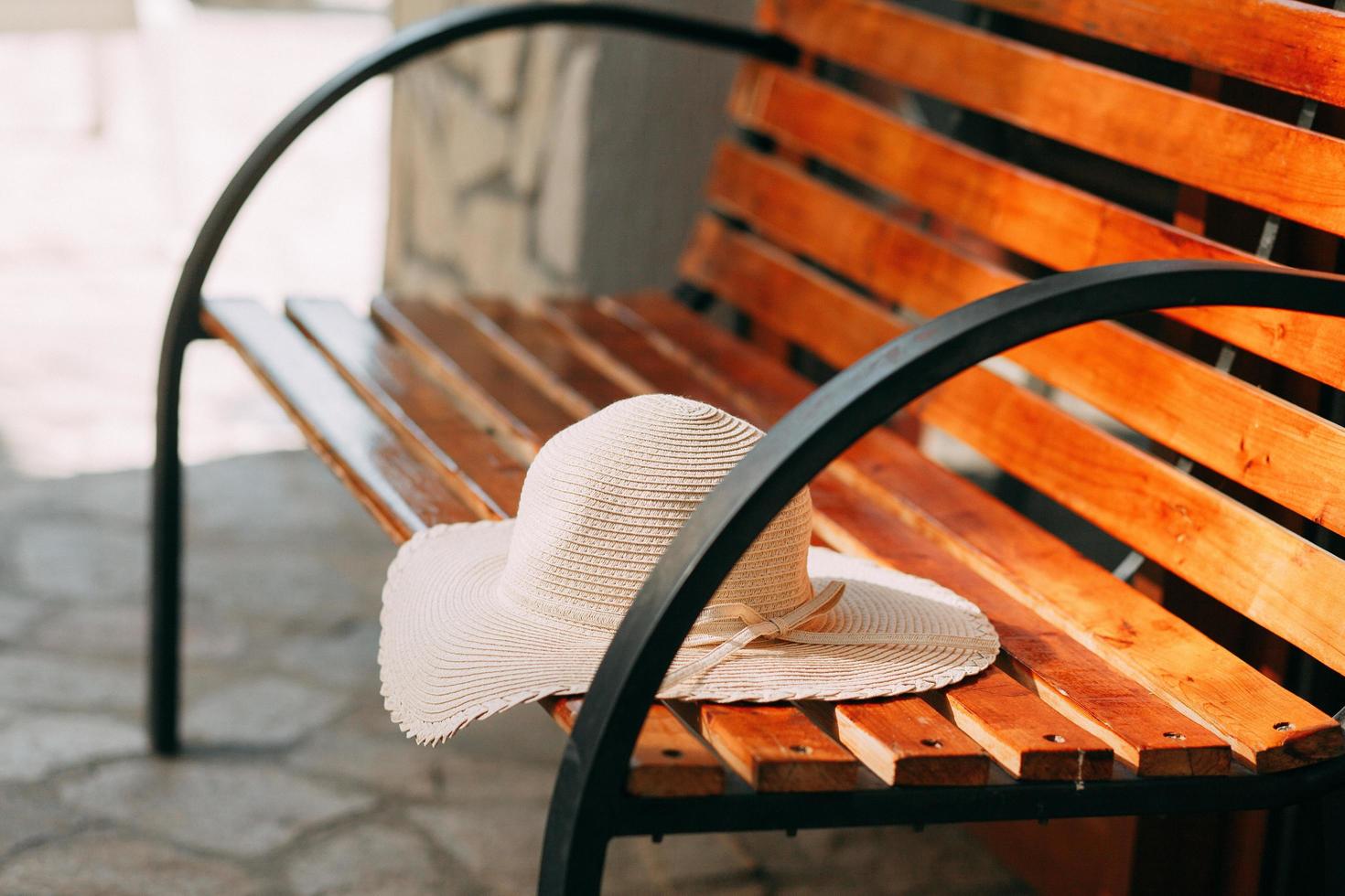 sombrero para el sol en el banco foto