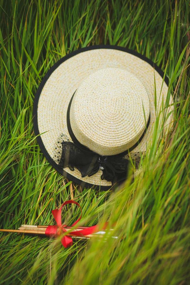 sombrero de mimbre en hierba verde alta foto
