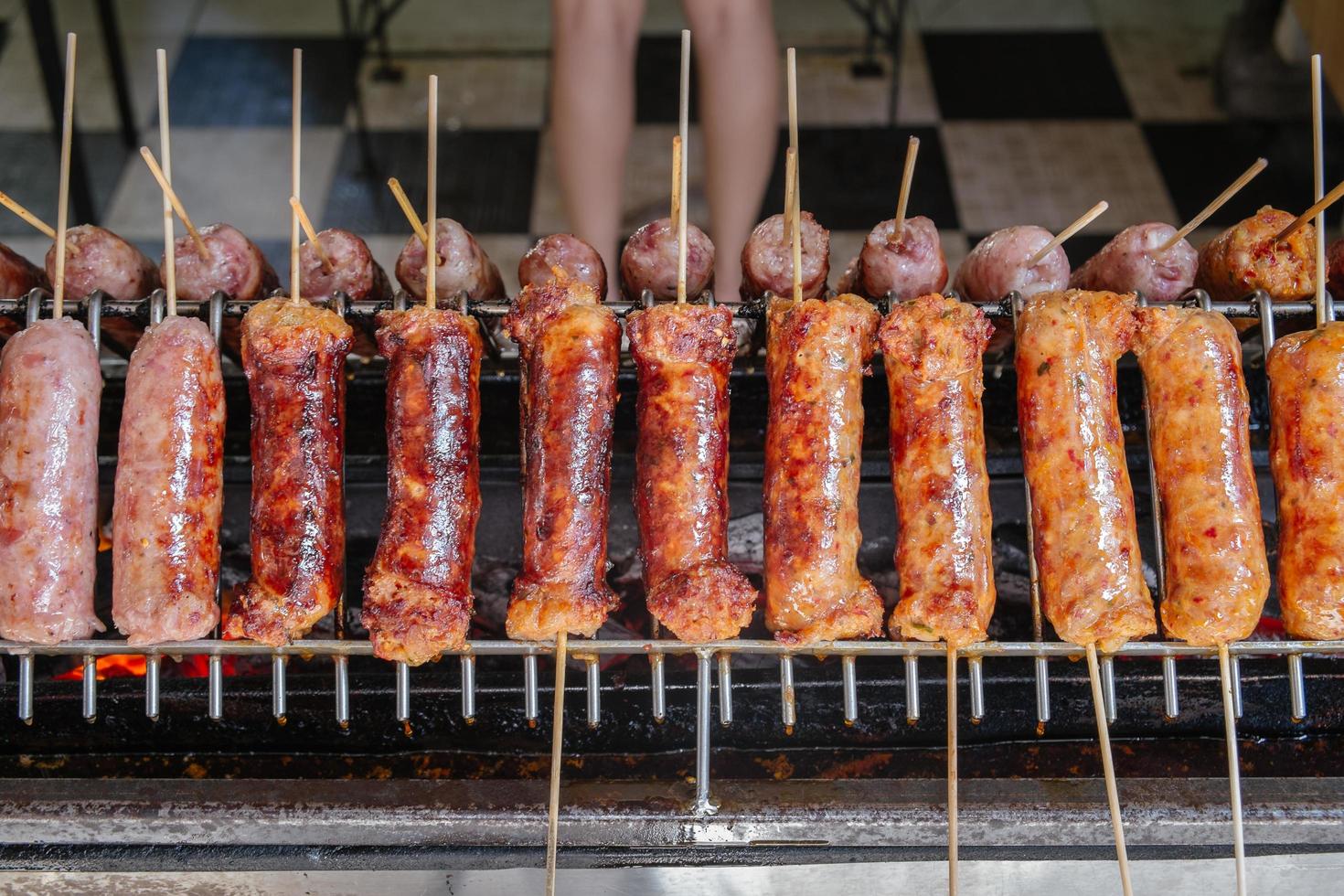 brochetas de salchicha fermentada a la parrilla de carbón foto