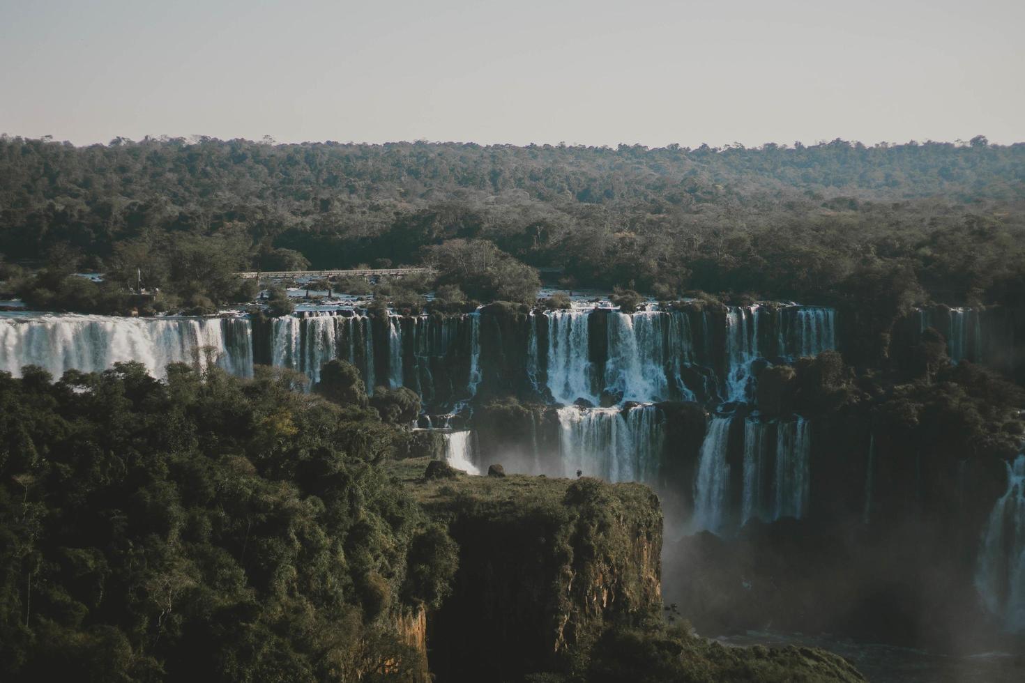 Foto aérea de cascada rodeada de árboles verdes