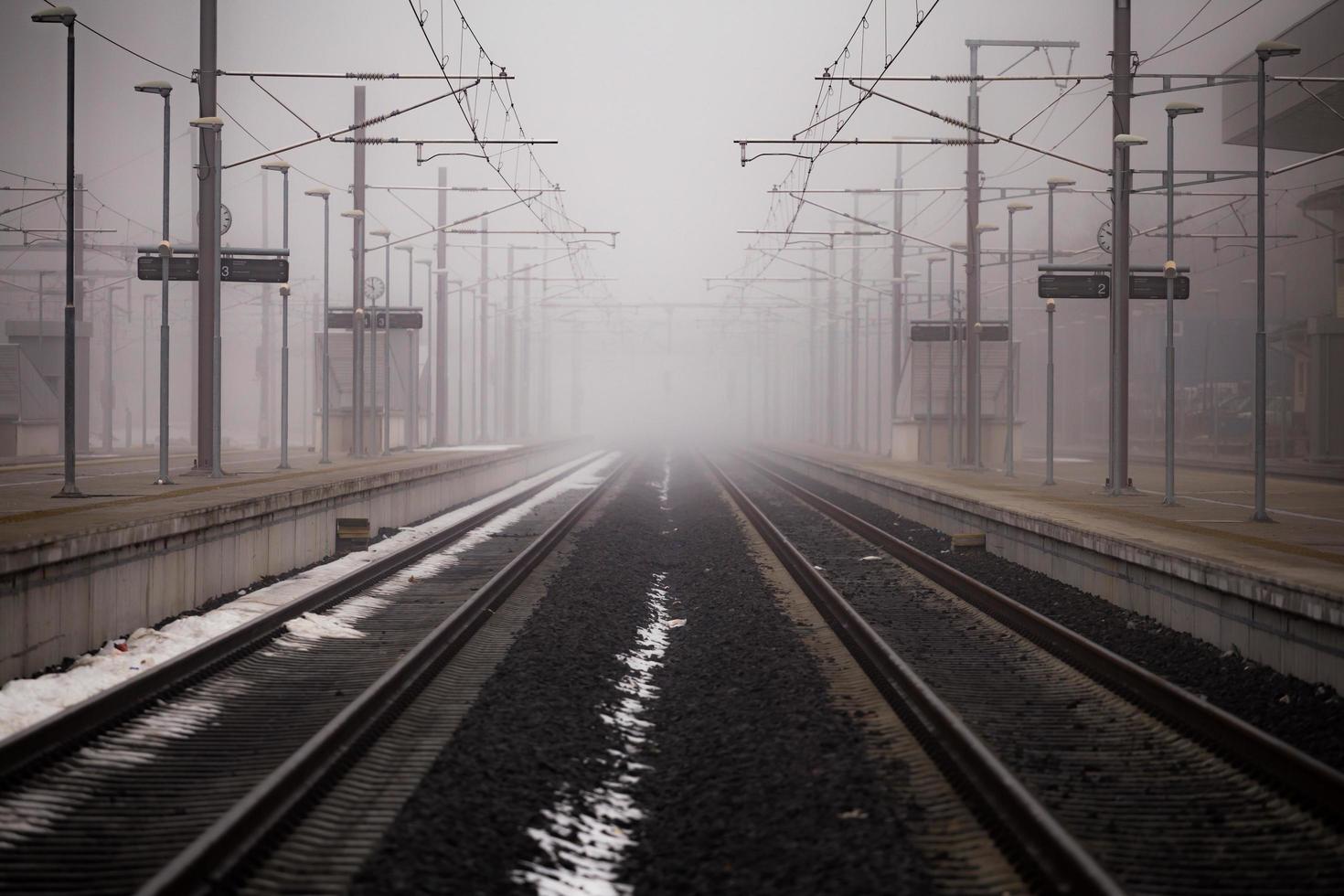 las vías del tren conducen al punto de fuga foto