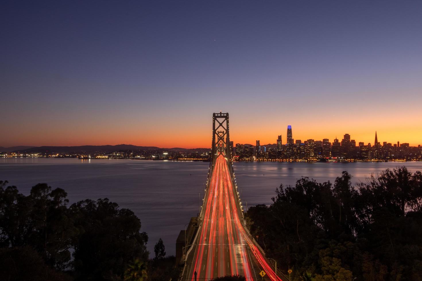 puente sobre el agua por la noche foto