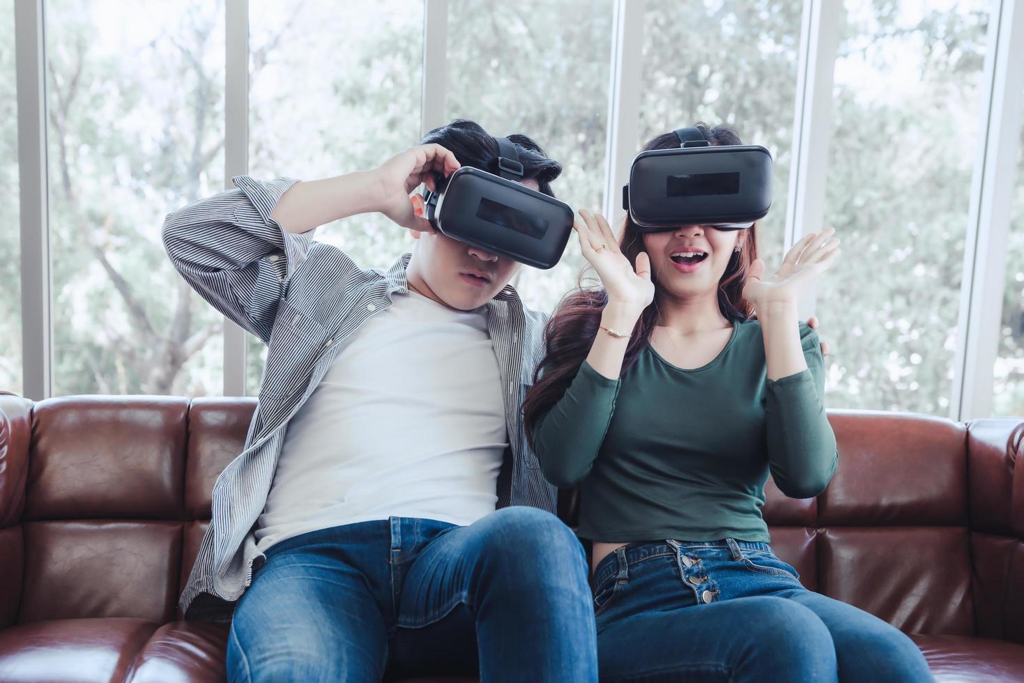 pareja joven viendo realidad virtual juntos foto