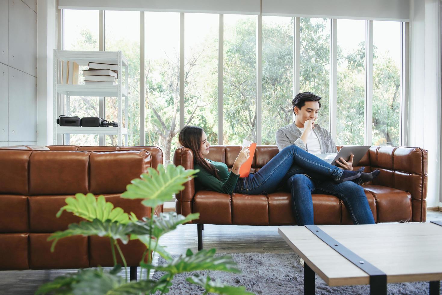 Pareja descansando en el sofá en su casa foto