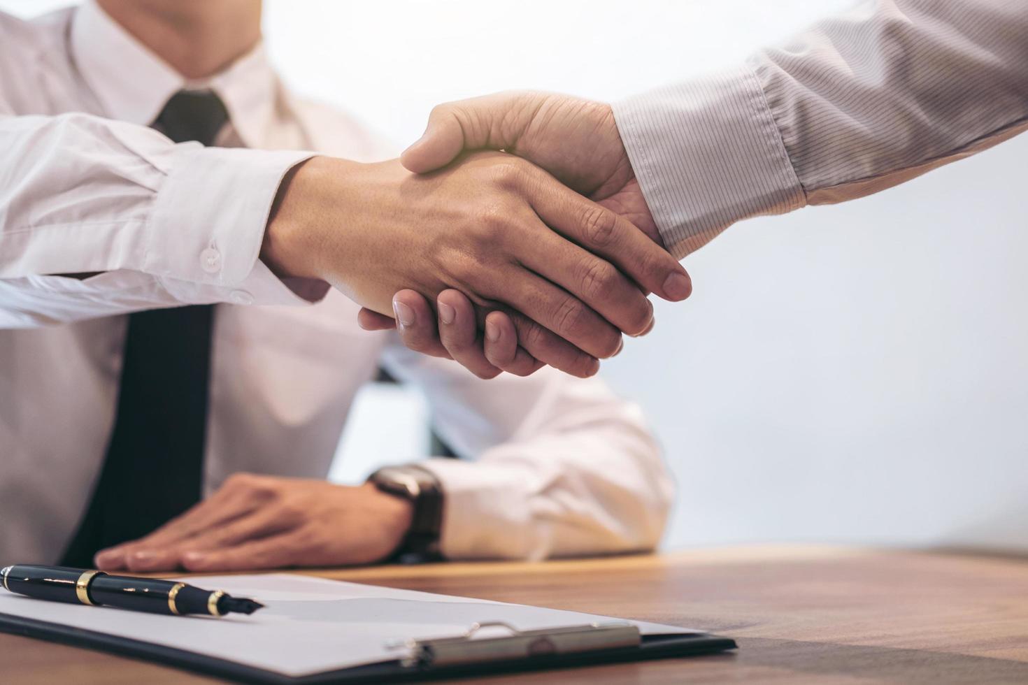 agente de bienes raíces agente y cliente estrechándole la mano foto