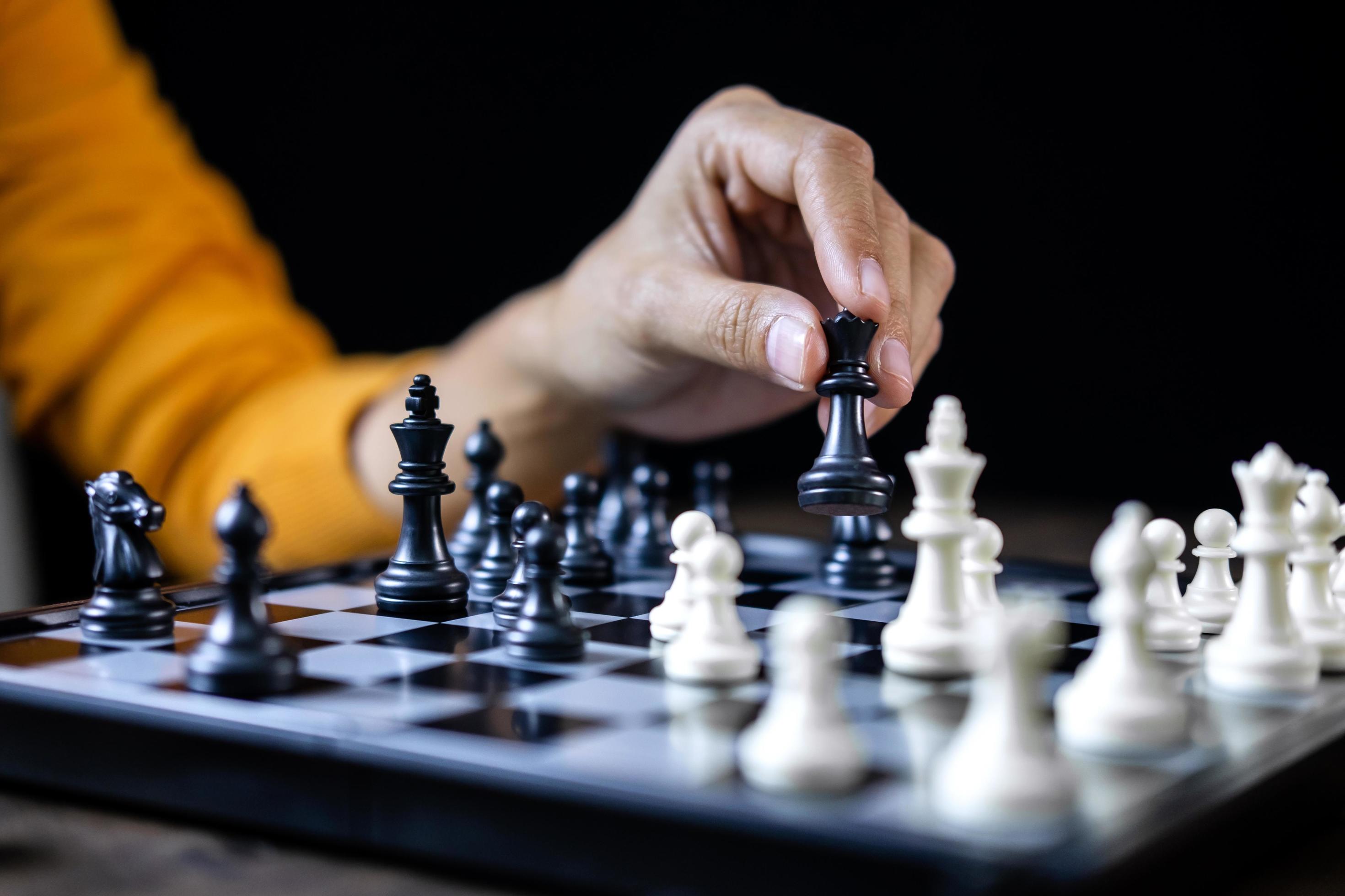 Two business women play chess hi-res stock photography and images - Alamy