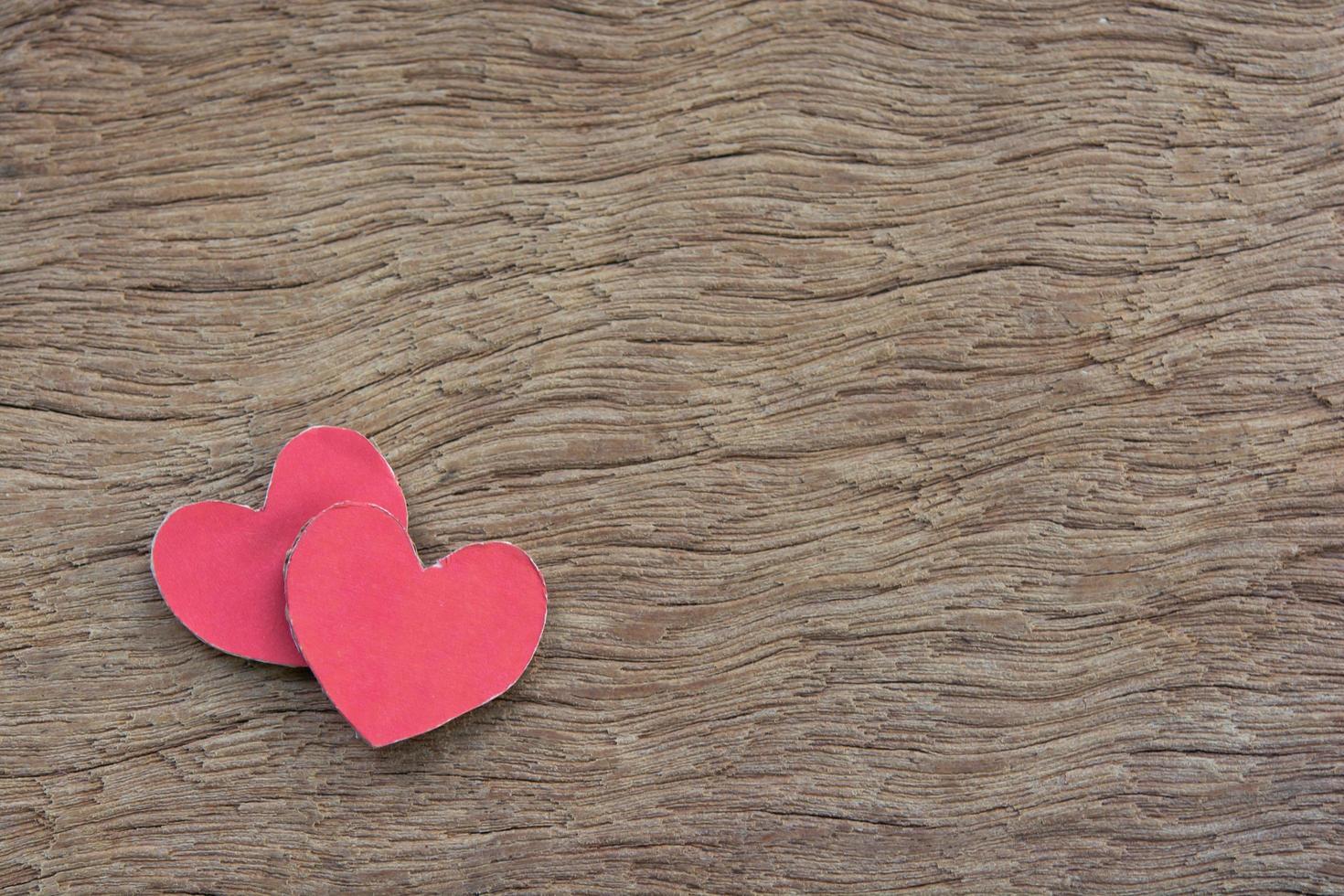 forma de corazón rojo en madera oscura foto