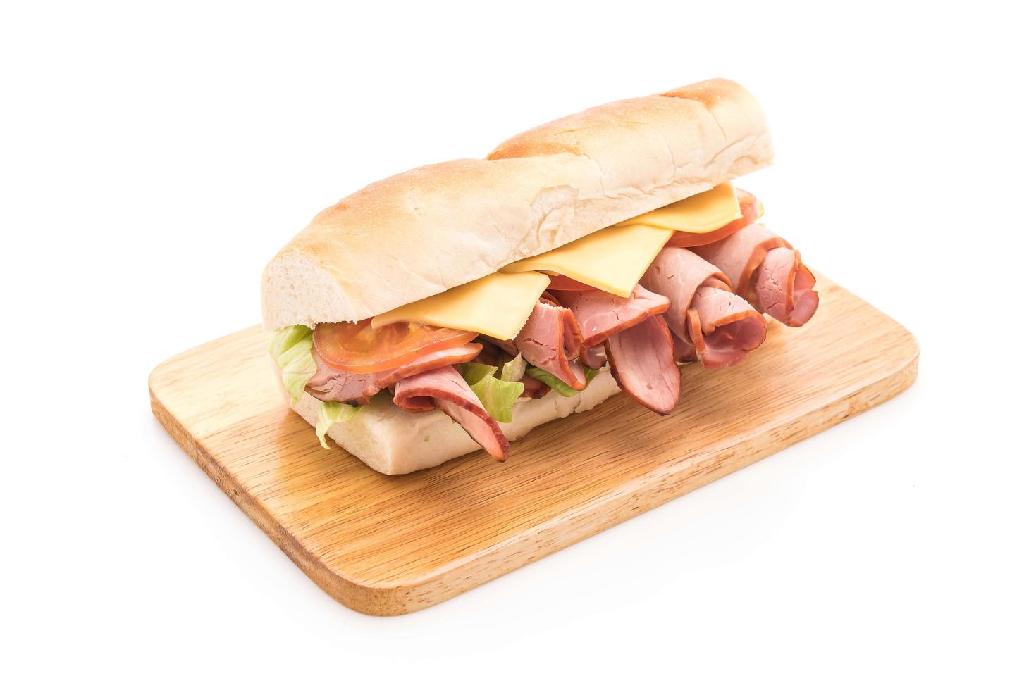 sándwich submarino de jamón y ensalada foto