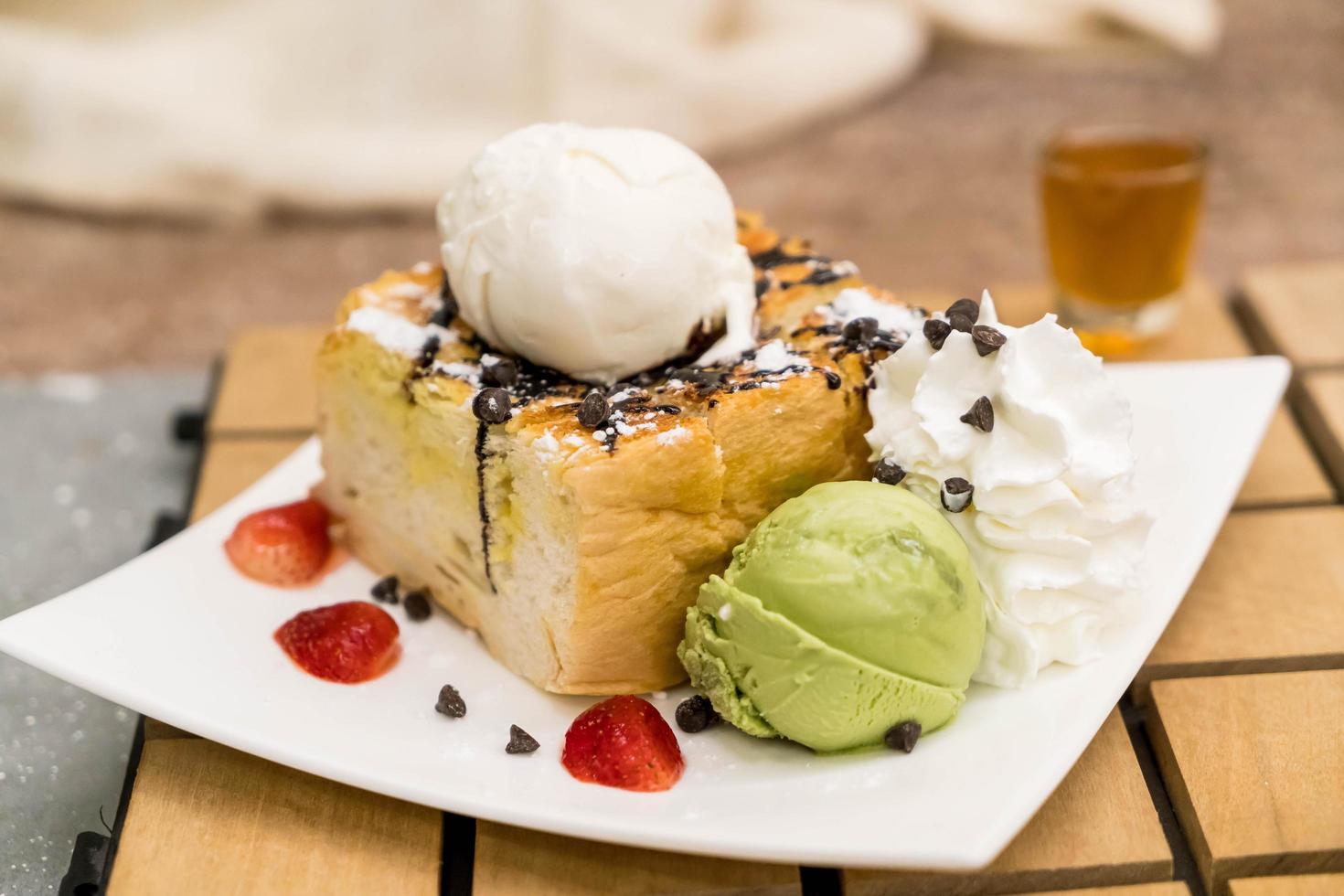 tostada de miel con helado de fresa, vainilla y té verde foto