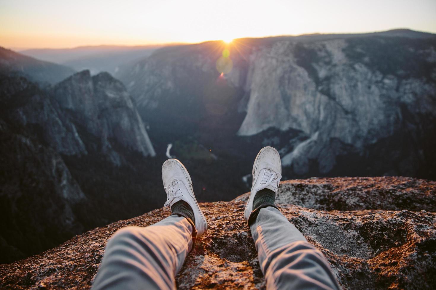 pies con vistas al valle de yosemite foto