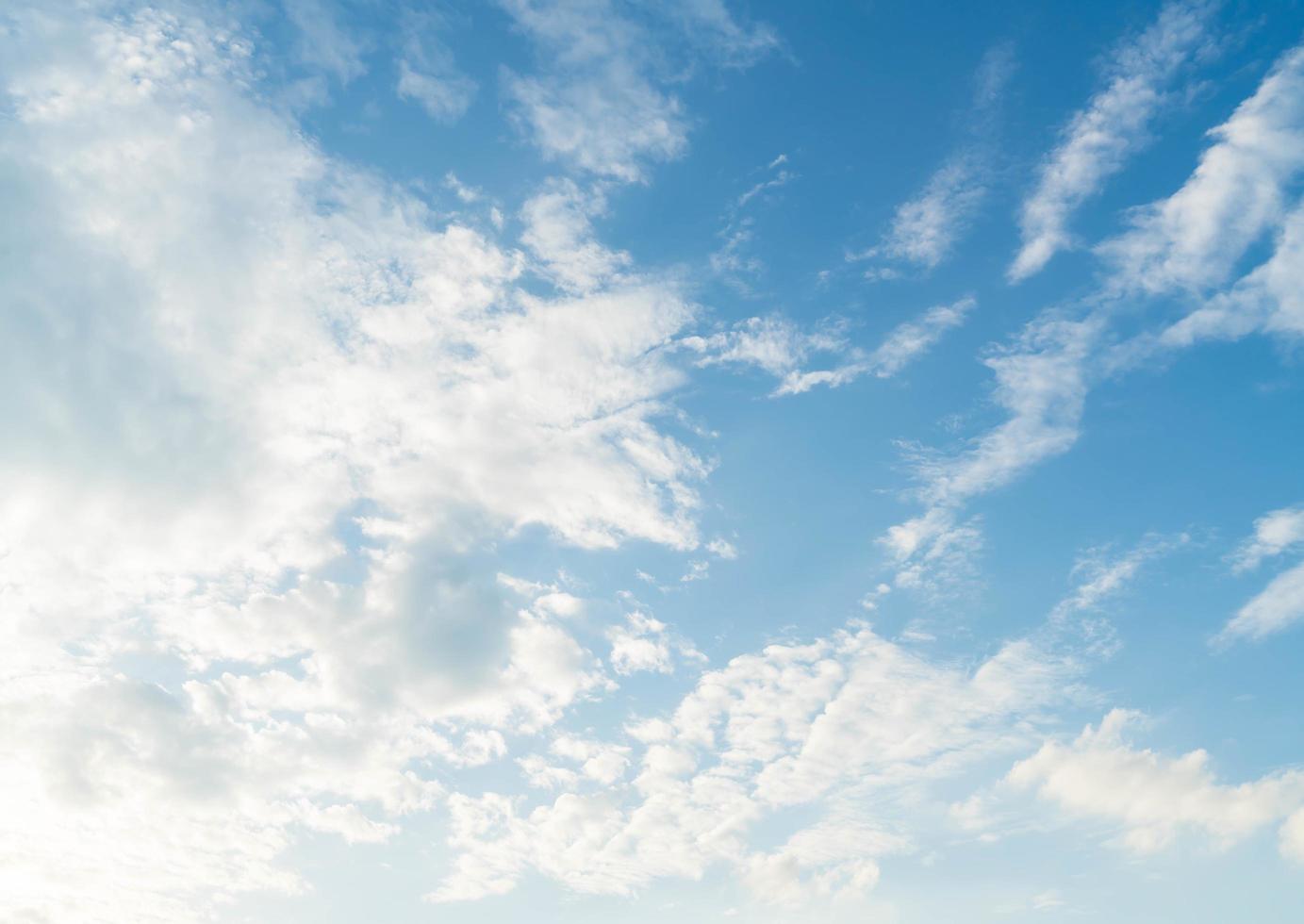 cielo azul con nubes foto