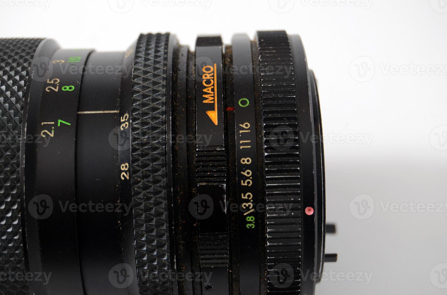 Una vieja lente de la cámara de control manual aislado en blanco foto