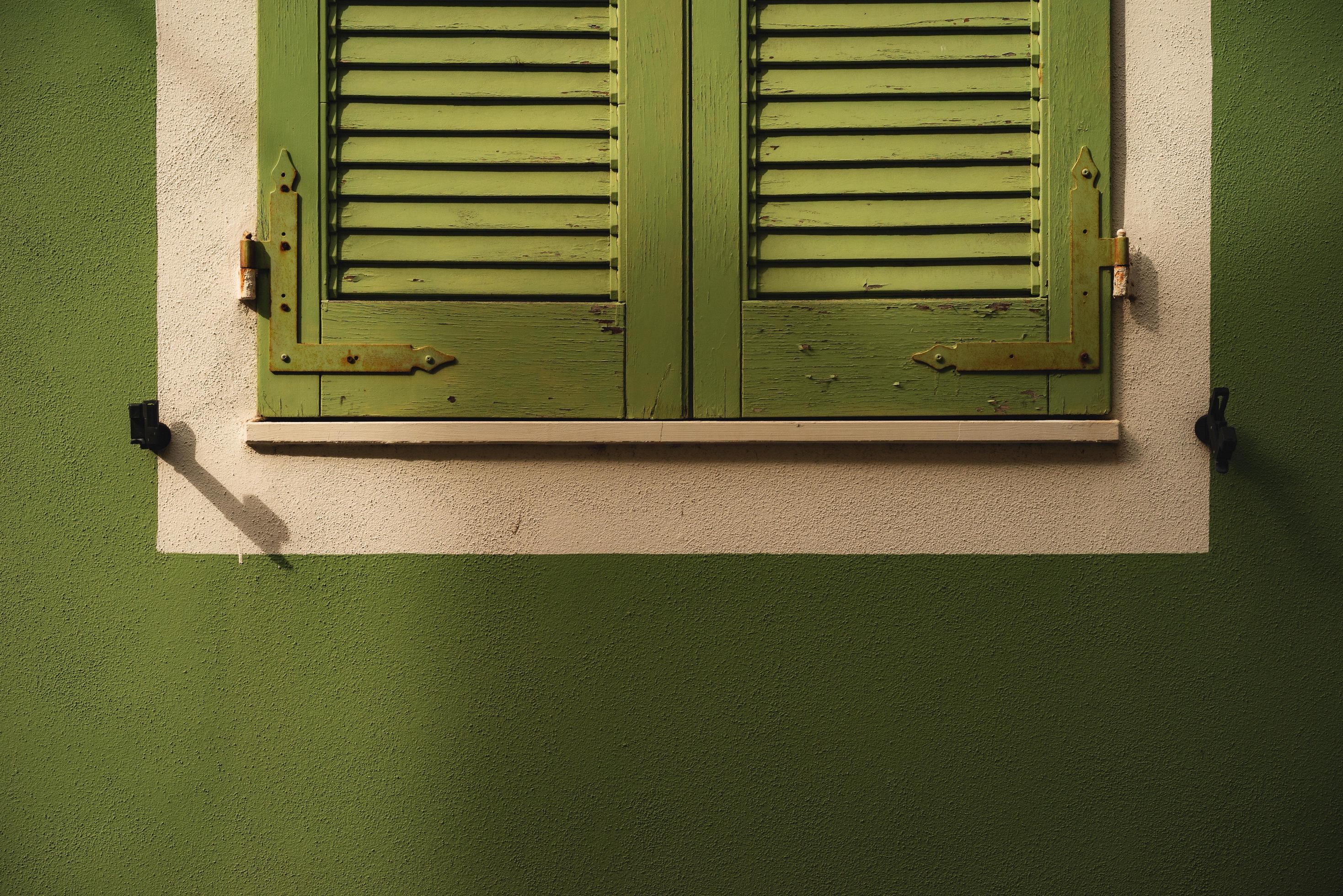 Pared Verde Con Apertura Para Ventana Falsa Escalera Habitación Durante:  fotografía de stock © NewAfrica #645729208