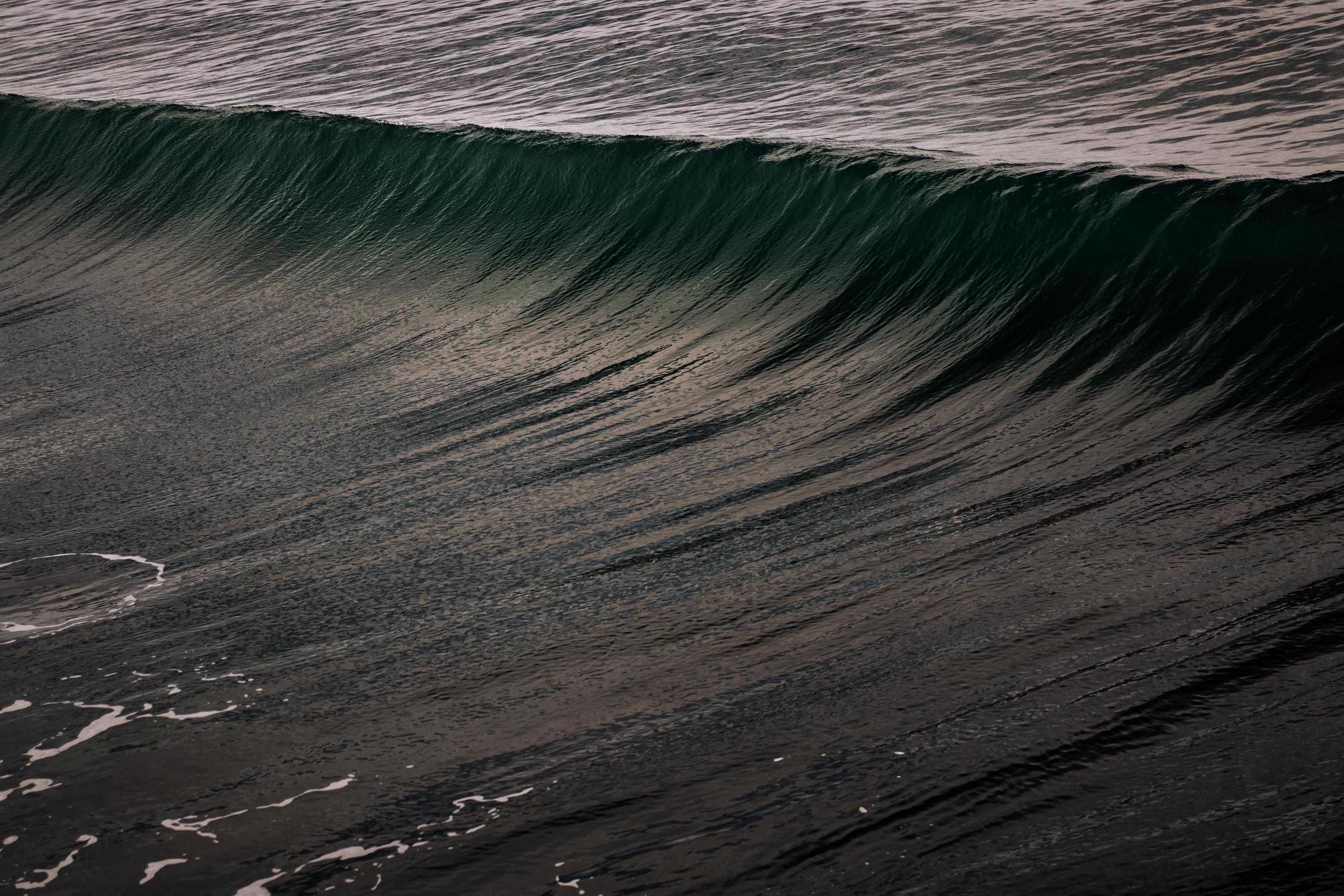 Первыми приходят волны. Темные волны. Метровые волны. Темное дно океана. Волна вблизи.
