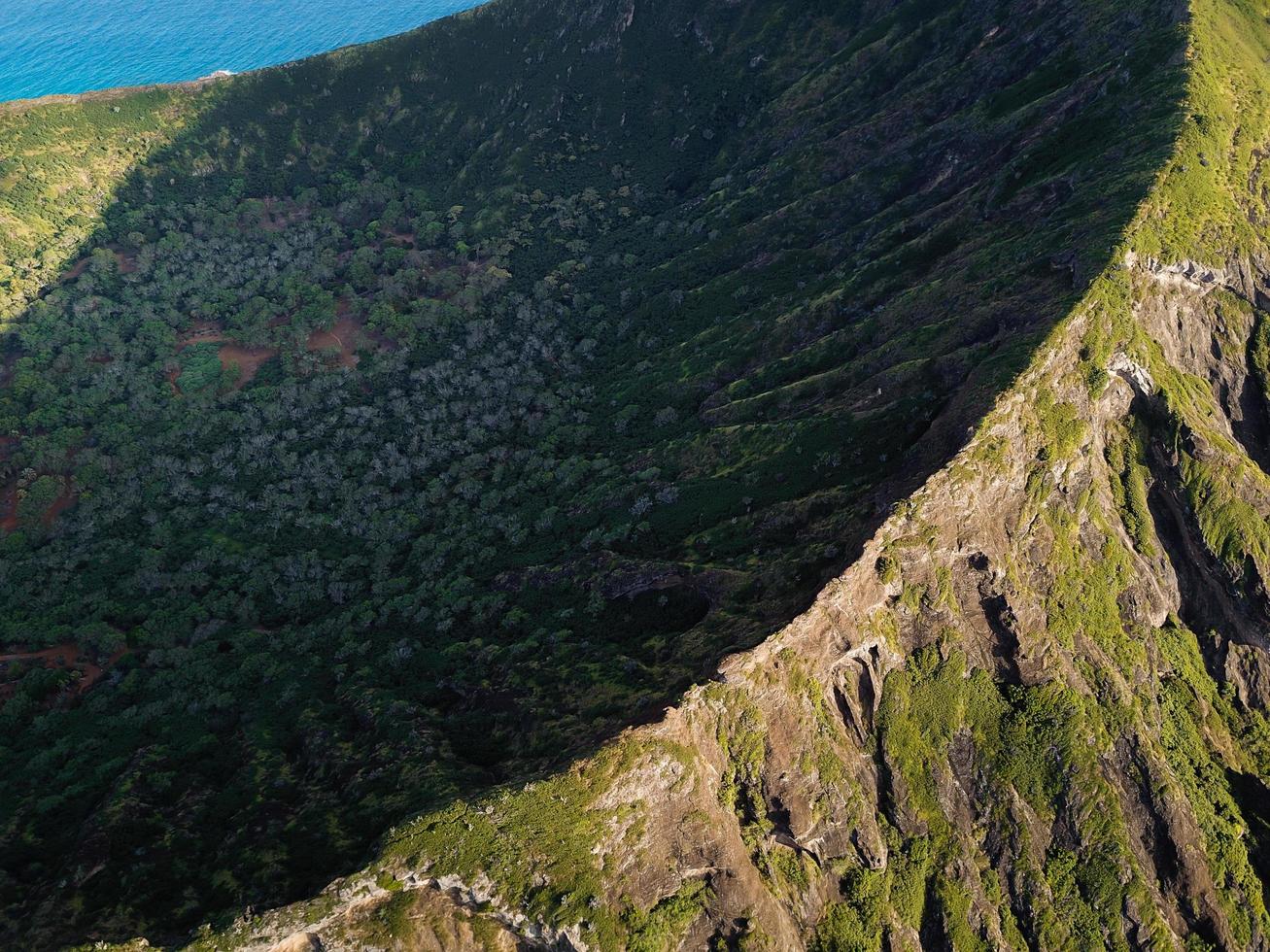 línea de cresta de montaña costera foto