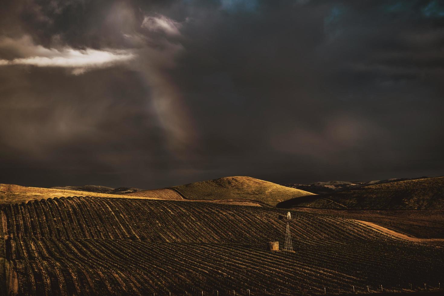 tierras de cultivo bajo un cielo tormentoso foto