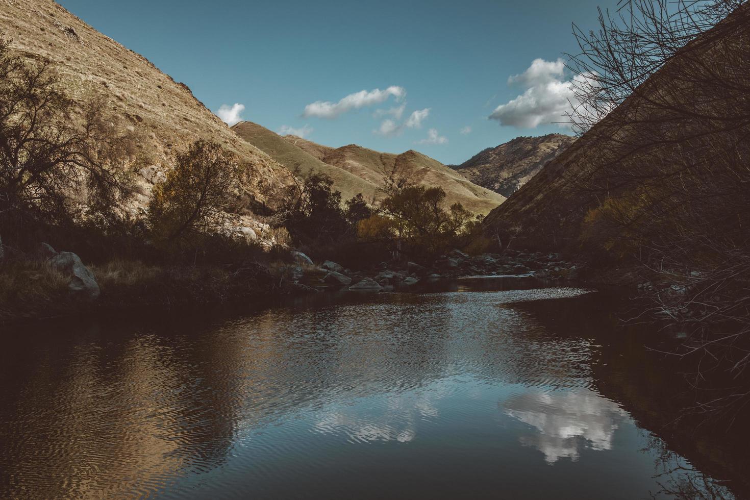 cuerpo de agua entre montañas durante el día foto