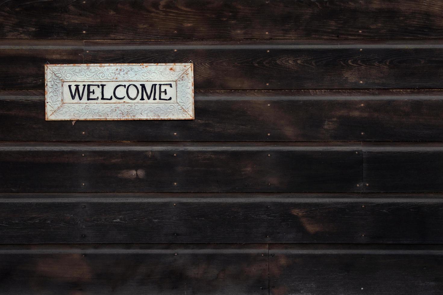 cartel de bienvenida sobre fondo de madera foto