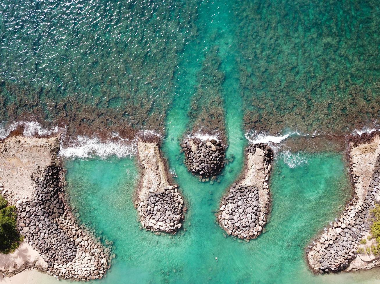Fotografía aérea de la costa y las rocas. foto
