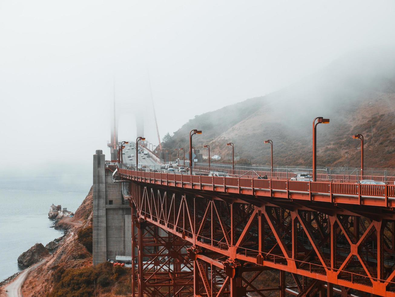 brumosa vista del puente golden gate foto