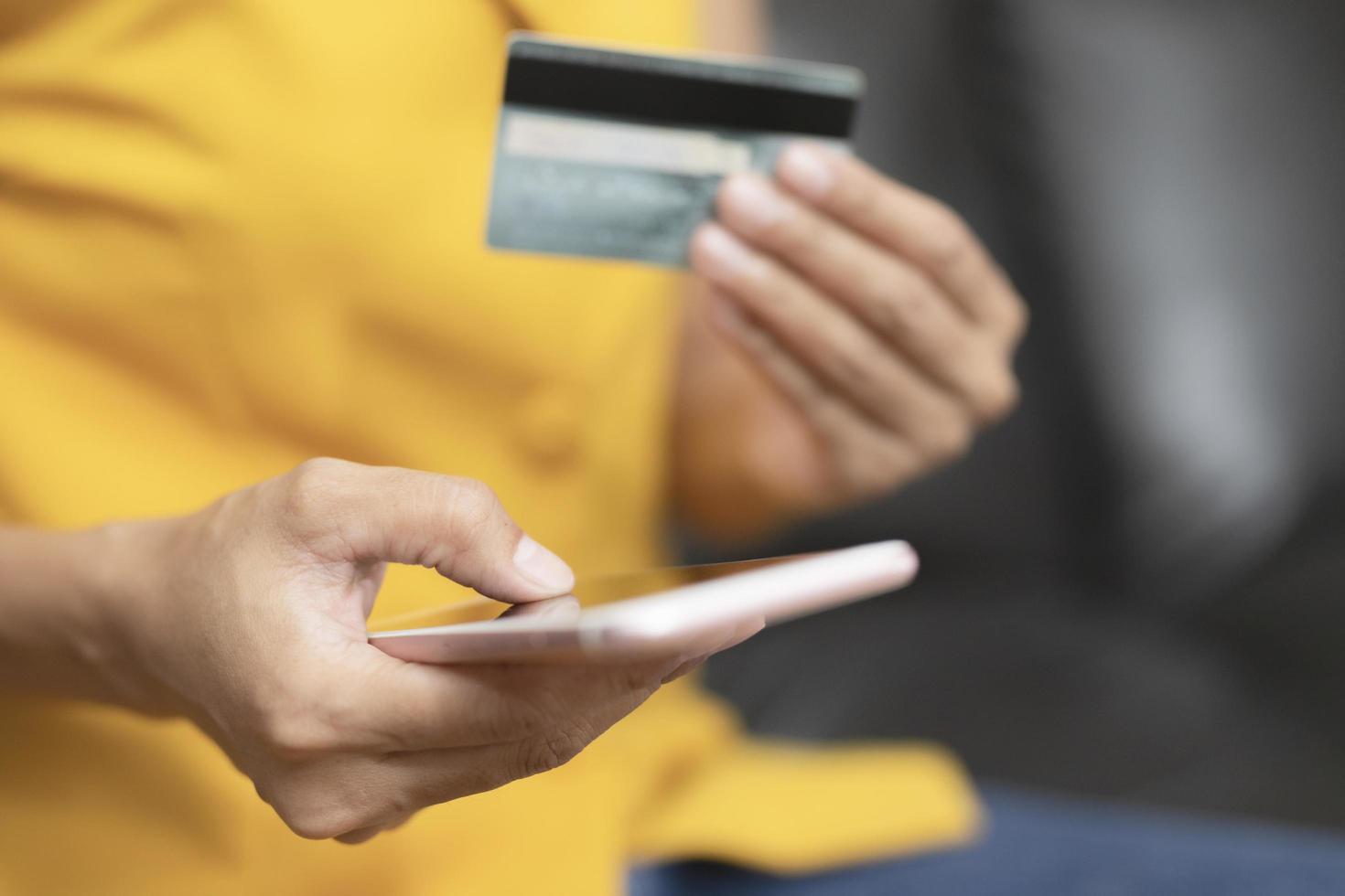 mujer haciendo pago en línea mediante teléfono foto