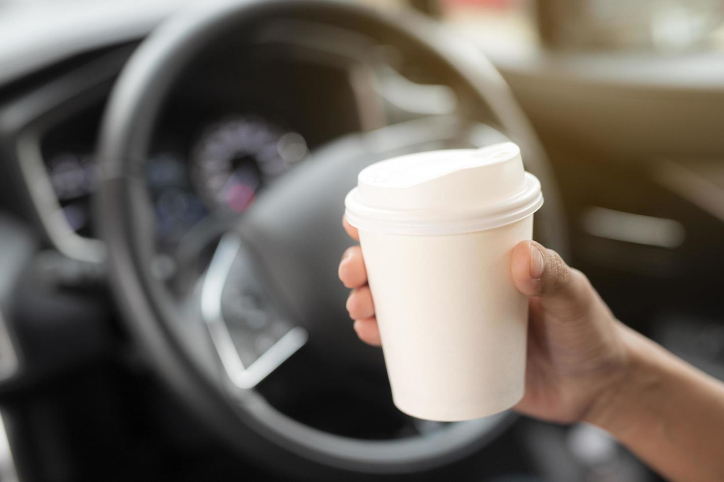 primer plano, de, tenencia de la mano, taza para llevar foto