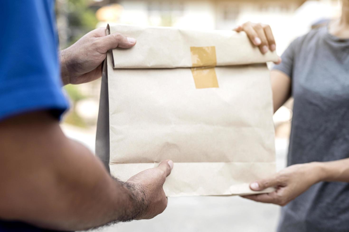 mujer aceptando entrega foto