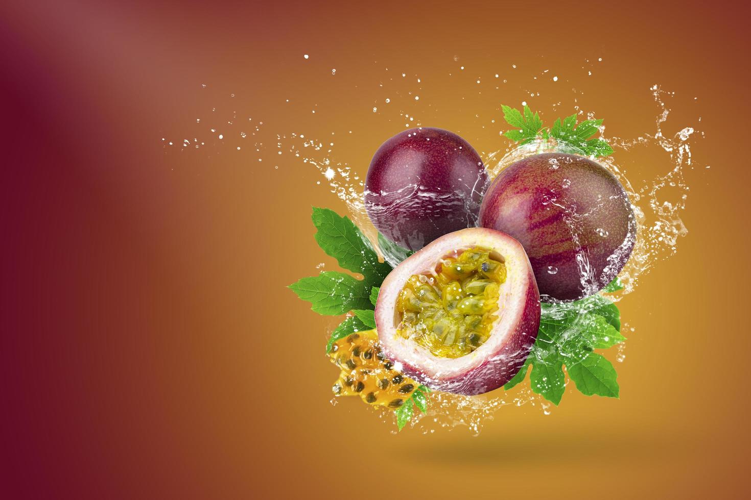 agua salpicando fruta de la pasión foto