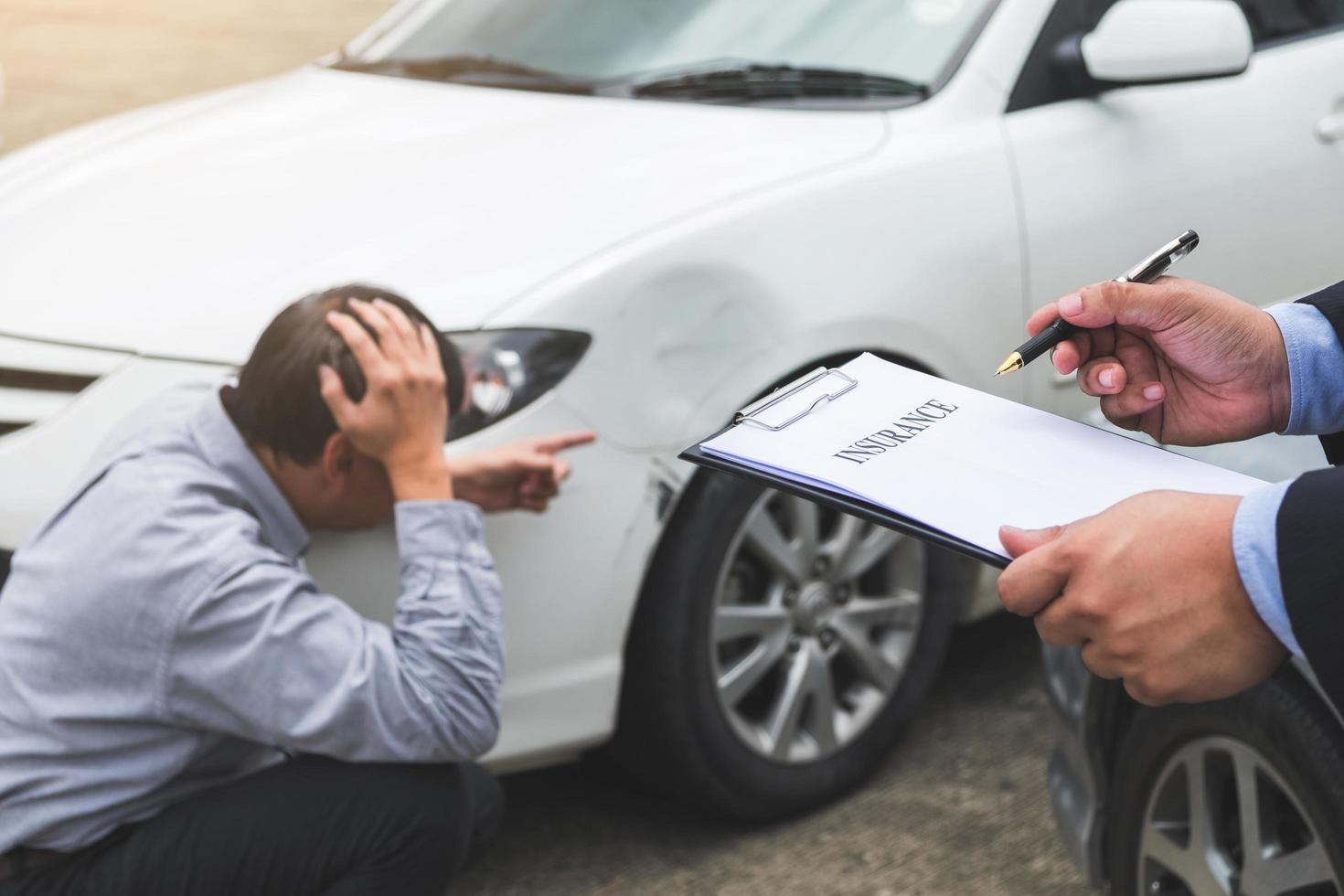 Agente de seguros trabajando en informe de accidente de coche foto