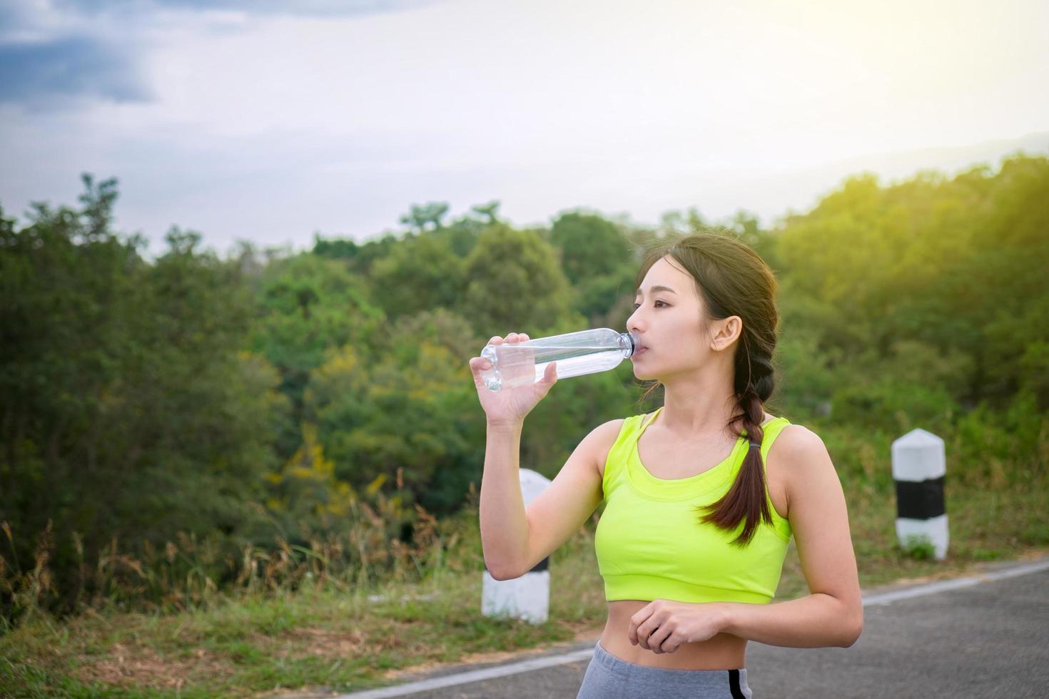 mujer joven, agua potable foto