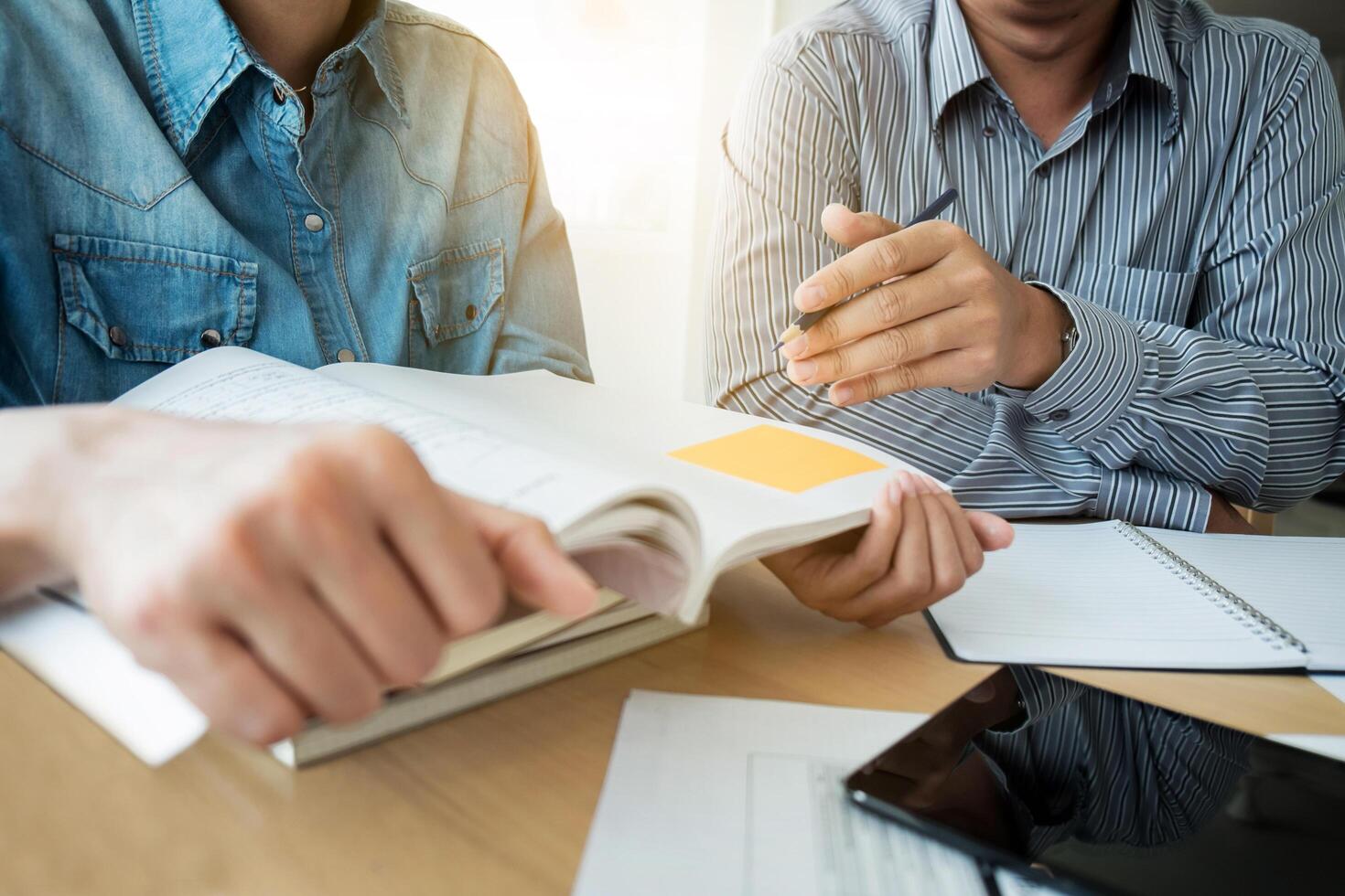 dos compañeros de clase haciendo el aprendizaje del libro foto