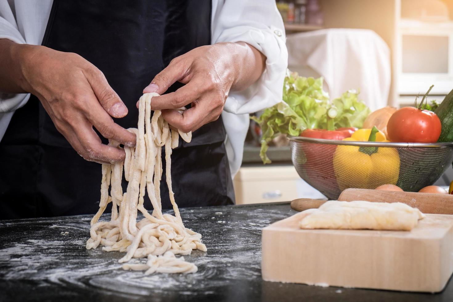 hacer pasta casera foto