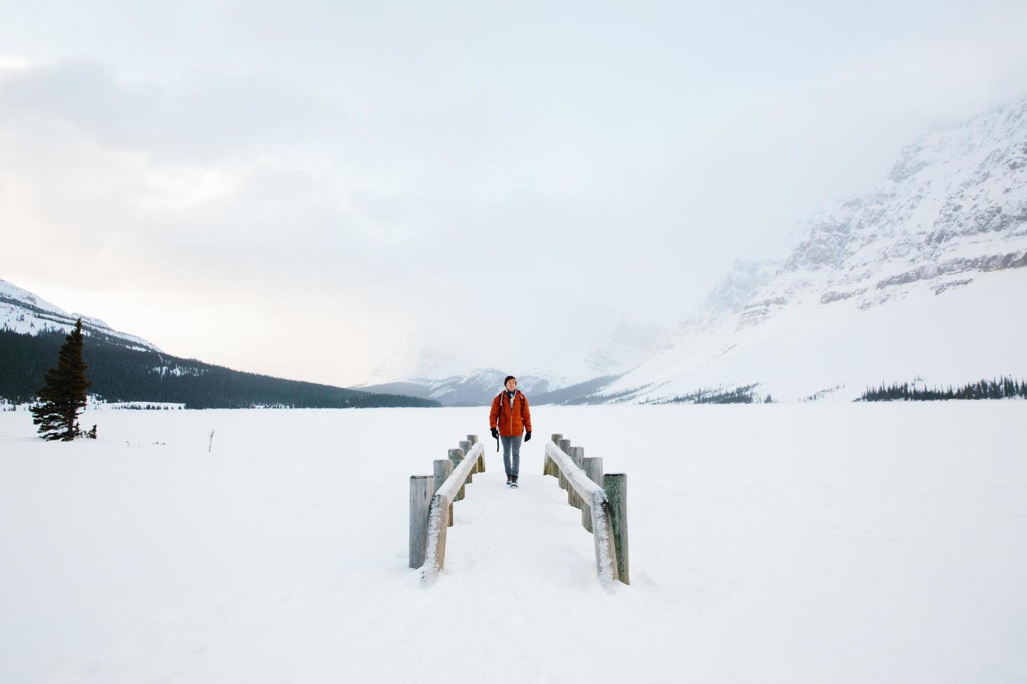 hombre caminando en banff, canadá foto