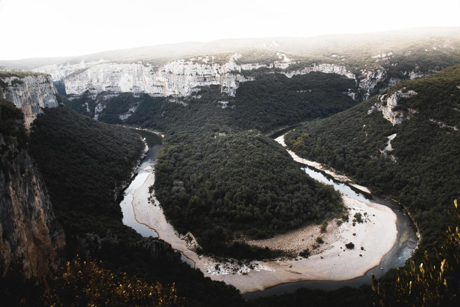 fotografía de alto ángulo del paisaje de montaña foto