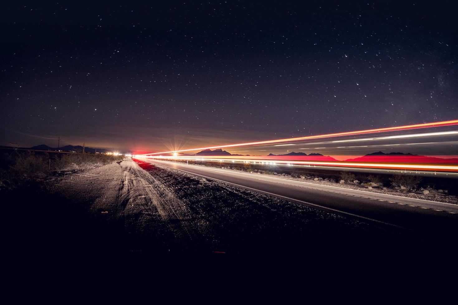 Fotografía de lapso de tiempo de vehículos en carretera. foto