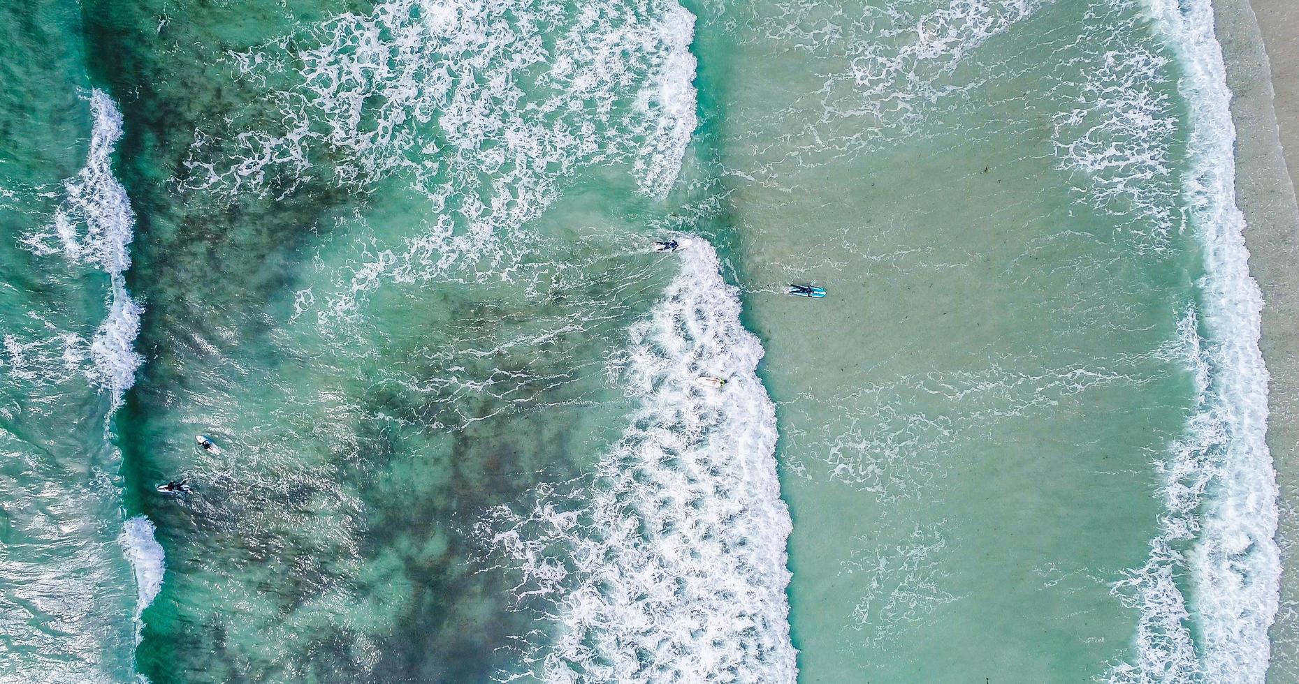 vista aerea de surfistas foto