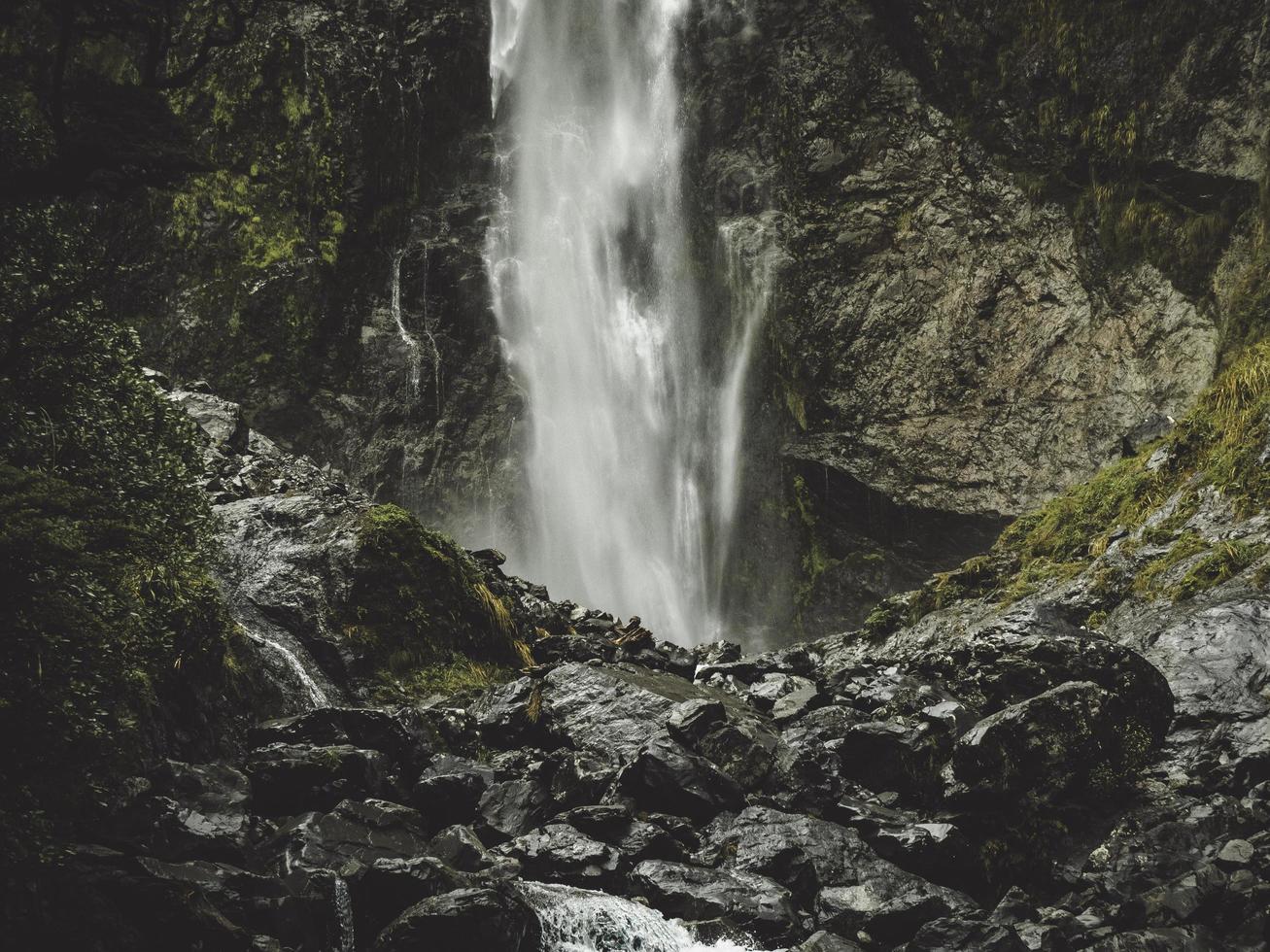 cascada entre rocas foto