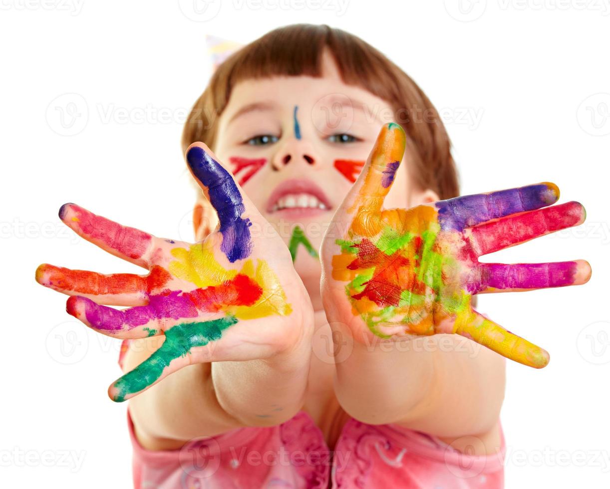 Foto de niño con las manos extendidas de pintura de color