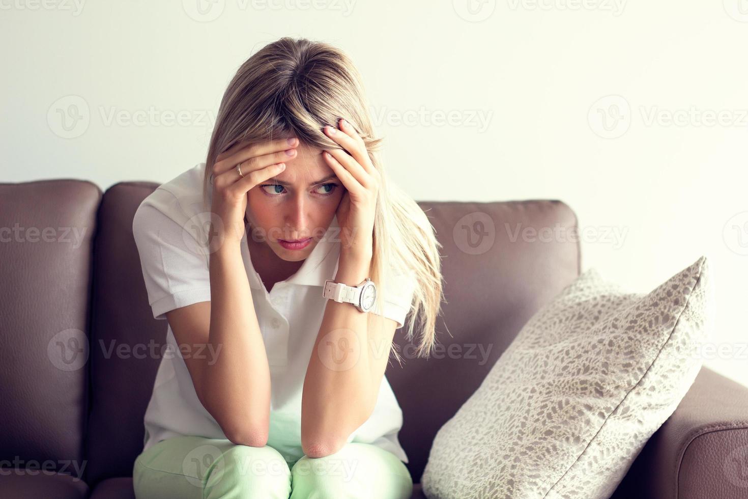mujer joven en depresión foto
