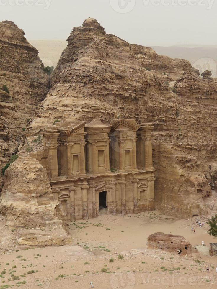 Ruinas del monasterio en Petra, Jordania foto