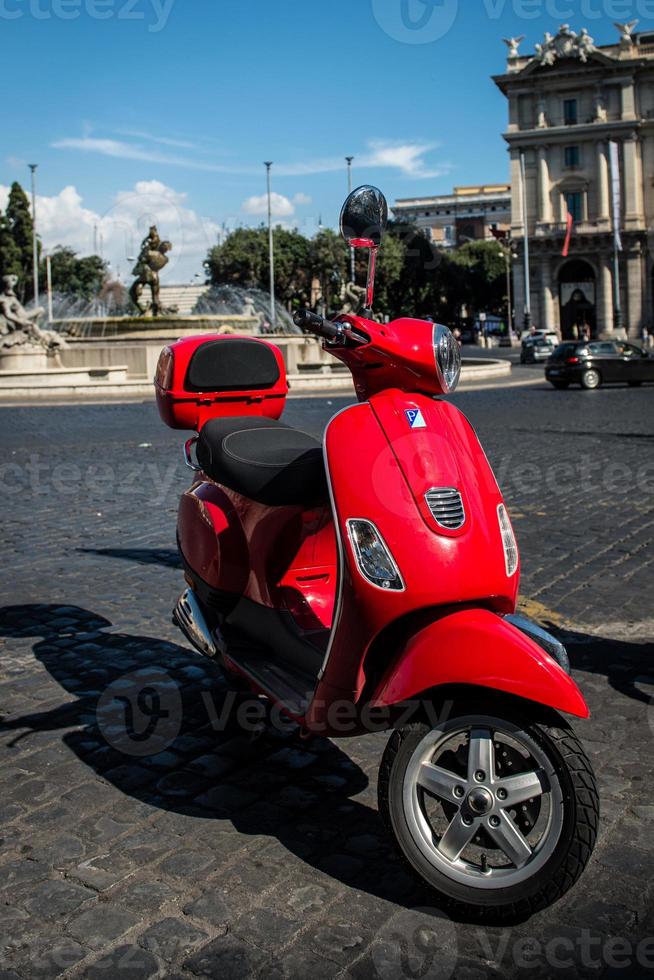 scooter en una calle de roma foto